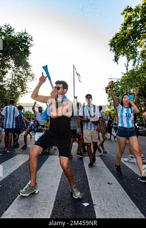 Buenos Aires, Argentine. 15th janvier 2014. 18 décembre 2022 - Buenos Aires, Argentine - Argentine Champion du monde de football Qatar 2022: La ville de Buenos Aires s'est effondrée en raison des festivités.des milliers de fans sont descendus dans la rue après que l'équipe de Lionel Scaloni a battu la France sur des sanctions lors de la finale de la coupe du monde 2022 au Qatar. (Image de crédit : © Maximiliano Ramos/ZUMA Press Wire) Banque D'Images