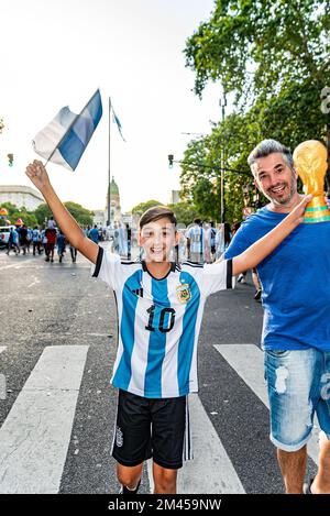 Buenos Aires, Argentine. 15th janvier 2014. 18 décembre 2022 - Buenos Aires, Argentine - Argentine Champion du monde de football Qatar 2022: La ville de Buenos Aires s'est effondrée en raison des festivités.des milliers de fans sont descendus dans la rue après que l'équipe de Lionel Scaloni a battu la France sur des sanctions lors de la finale de la coupe du monde 2022 au Qatar. (Image de crédit : © Maximiliano Ramos/ZUMA Press Wire) Banque D'Images