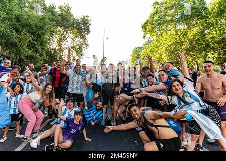 Buenos Aires, Argentine. 15th janvier 2014. 18 décembre 2022 - Buenos Aires, Argentine - Argentine Champion du monde de football Qatar 2022: La ville de Buenos Aires s'est effondrée en raison des festivités.des milliers de fans sont descendus dans la rue après que l'équipe de Lionel Scaloni a battu la France sur des sanctions lors de la finale de la coupe du monde 2022 au Qatar. (Image de crédit : © Maximiliano Ramos/ZUMA Press Wire) Banque D'Images