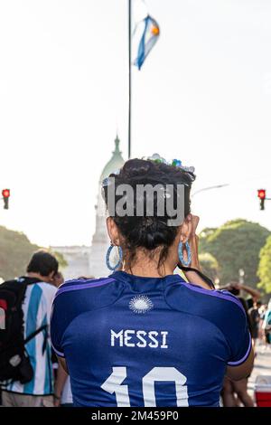 Buenos Aires, Argentine. 15th janvier 2014. 18 décembre 2022 - Buenos Aires, Argentine - Argentine Champion du monde de football Qatar 2022: La ville de Buenos Aires s'est effondrée en raison des festivités.des milliers de fans sont descendus dans la rue après que l'équipe de Lionel Scaloni a battu la France sur des sanctions lors de la finale de la coupe du monde 2022 au Qatar. (Image de crédit : © Maximiliano Ramos/ZUMA Press Wire) Banque D'Images