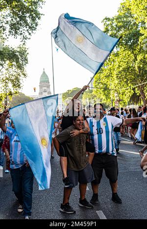 Buenos Aires, Argentine. 15th janvier 2014. 18 décembre 2022 - Buenos Aires, Argentine - Argentine Champion du monde de football Qatar 2022: La ville de Buenos Aires s'est effondrée en raison des festivités.des milliers de fans sont descendus dans la rue après que l'équipe de Lionel Scaloni a battu la France sur des sanctions lors de la finale de la coupe du monde 2022 au Qatar. (Image de crédit : © Maximiliano Ramos/ZUMA Press Wire) Banque D'Images