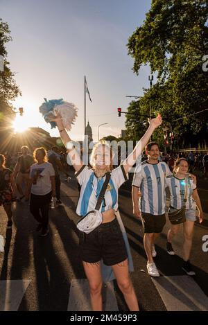 Buenos Aires, Argentine. 15th janvier 2014. 18 décembre 2022 - Buenos Aires, Argentine - Argentine Champion du monde de football Qatar 2022: La ville de Buenos Aires s'est effondrée en raison des festivités.des milliers de fans sont descendus dans la rue après que l'équipe de Lionel Scaloni a battu la France sur des sanctions lors de la finale de la coupe du monde 2022 au Qatar. (Image de crédit : © Maximiliano Ramos/ZUMA Press Wire) Banque D'Images