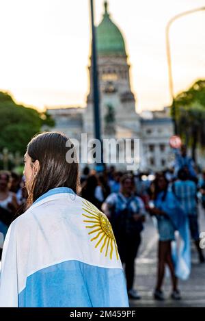 Buenos Aires, Argentine. 15th janvier 2014. 18 décembre 2022 - Buenos Aires, Argentine - Argentine Champion du monde de football Qatar 2022: La ville de Buenos Aires s'est effondrée en raison des festivités.des milliers de fans sont descendus dans la rue après que l'équipe de Lionel Scaloni a battu la France sur des sanctions lors de la finale de la coupe du monde 2022 au Qatar. (Image de crédit : © Maximiliano Ramos/ZUMA Press Wire) Banque D'Images