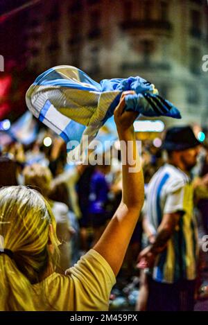 Buenos Aires, Argentine. 15th janvier 2014. 18 décembre 2022 - Buenos Aires, Argentine - Argentine Champion du monde de football Qatar 2022: La ville de Buenos Aires s'est effondrée en raison des festivités.des milliers de fans sont descendus dans la rue après que l'équipe de Lionel Scaloni a battu la France sur des sanctions lors de la finale de la coupe du monde 2022 au Qatar. (Image de crédit : © Maximiliano Ramos/ZUMA Press Wire) Banque D'Images