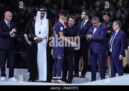 Doha, Qatar. 18th décembre 2022. Kylian Mbappe, de France, est félicité par le président français Emmanuel Macron lors de la cérémonie de remise des prix après le match final de la coupe du monde de la FIFA, Qatar 2022 entre l'Argentine et la France, au stade Lusail sur 18 décembre 2022, à Lusail City, au Qatar. (Photo: William Volcov) crédit: Brésil photo Press/Alay Live News Banque D'Images