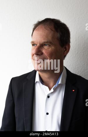 Fribourg, Allemagne. 15th décembre 2022. Oliver Müller, responsable de Caritas international, est présent dans le bâtiment de l'organisation de secours. De nombreuses personnes ont fait un don pour aider les habitants de l'Ukraine déchirée par la guerre. (À dpa 'Caritas: La guerre d'Ukraine déclenche une grande vague de dons ') crédit: Philipp von Ditfurth/dpa/Alamy Live News Banque D'Images