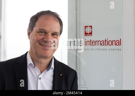 Fribourg, Allemagne. 15th décembre 2022. Oliver Müller, responsable de Caritas international, est présent dans le bâtiment de l'organisation de secours. De nombreuses personnes ont fait un don pour aider les habitants de l'Ukraine déchirée par la guerre. (À dpa 'Caritas: La guerre d'Ukraine déclenche une grande vague de dons ') crédit: Philipp von Ditfurth/dpa/Alamy Live News Banque D'Images