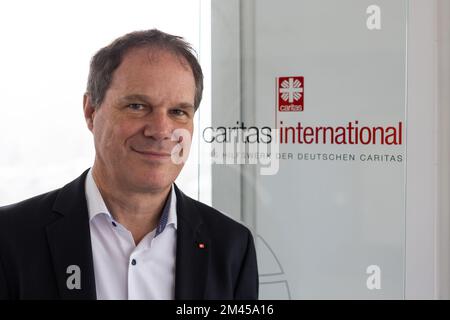 Fribourg, Allemagne. 15th décembre 2022. Oliver Müller, responsable de Caritas international, est présent dans le bâtiment de l'organisation de secours. De nombreuses personnes ont fait un don pour aider les habitants de l'Ukraine déchirée par la guerre. (À dpa 'Caritas: La guerre d'Ukraine déclenche une grande vague de dons ') crédit: Philipp von Ditfurth/dpa/Alamy Live News Banque D'Images