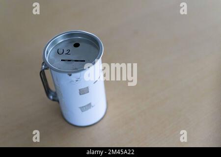 Fribourg, Allemagne. 15th décembre 2022. ILLUSTRATION - Une boîte de collecte de dons est placée sur une table. De nombreuses personnes ont fait un don pour aider les habitants de l'Ukraine déchirée par la guerre. (À dpa 'Caritas: La guerre d'Ukraine déclenche une grande vague de dons ') crédit: Philipp von Ditfurth/dpa/Alamy Live News Banque D'Images