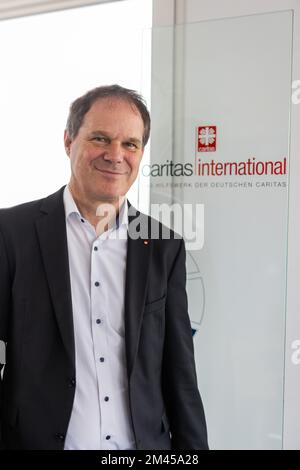 Fribourg, Allemagne. 15th décembre 2022. Oliver Müller, responsable de Caritas international, est présent dans le bâtiment de l'organisation de secours. De nombreuses personnes ont fait un don pour aider les habitants de l'Ukraine déchirée par la guerre. (À dpa 'Caritas: La guerre d'Ukraine déclenche une grande vague de dons ') crédit: Philipp von Ditfurth/dpa/Alamy Live News Banque D'Images