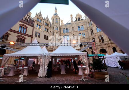 Schwerin, Allemagne. 14th décembre 2022. Dans la cour intérieure du château de Schwerin, des étals sont installés pour les fêtes de Noël. L'ambiance historique est de fournir une touche très spéciale au marché de Noël. Credit: Bernd Wüstneck/dpa/Alay Live News Banque D'Images