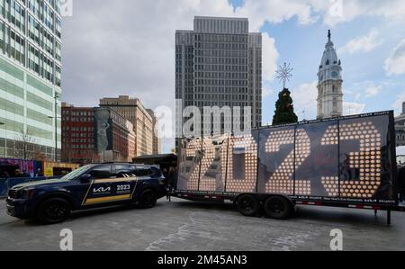 PHILADELPHIE, PA, Etats-Unis - 18 DÉCEMBRE 2022: Times Square la Saint-Sylvestre 2023 chiffres au village de Noël. Banque D'Images