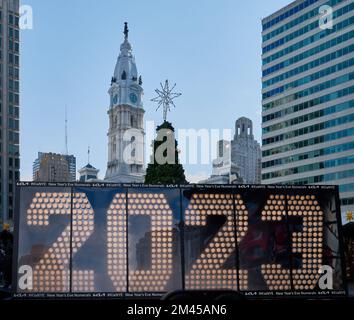 PHILADELPHIE, PA, Etats-Unis - 18 DÉCEMBRE 2022: Times Square la Saint-Sylvestre 2023 chiffres au village de Noël. Banque D'Images