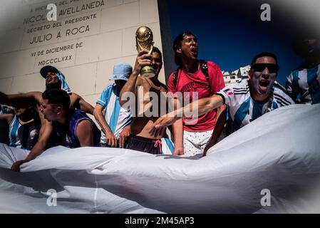 Buenos Aires, Argentine. 18th décembre 2022. Un groupe de fans célèbrent la victoire de l'Argentine. Après la victoire contre la France, des milliers d'Argentins sont descendus dans la rue pour célébrer le succès de l'Argentine. Crédit : SOPA Images Limited/Alamy Live News Banque D'Images