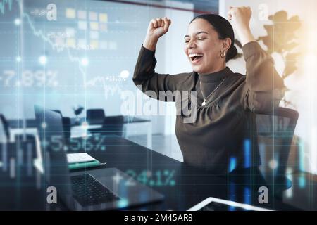 Succès, femme et bourse, célébration et gagnant du forex numérique, croissance économique ou transaction financière. Happy Trader, ordinateur portable et célébrer Banque D'Images