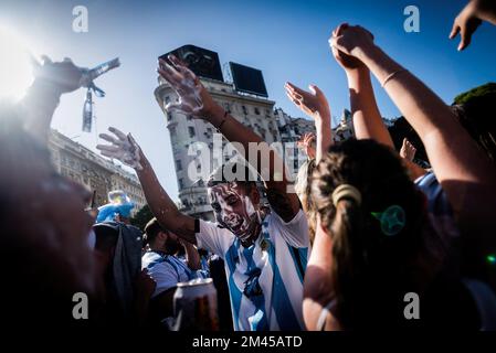 Buenos Aires, Argentine. 18th décembre 2022. Un groupe de fans célèbrent la victoire de l'Argentine. Après la victoire contre la France, des milliers d'Argentins sont descendus dans la rue pour célébrer le succès de l'Argentine. (Photo par Alejo Manuel Avila/SOPA Images/Sipa USA) crédit: SIPA USA/Alay Live News Banque D'Images