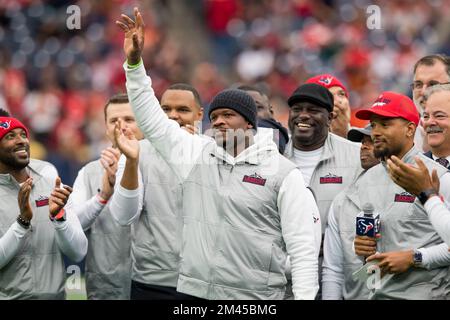 Houston, Texas, États-Unis. 18th décembre 2022. Andre Johnson, ancien grand receveur de Houston Texans et finaliste du NFL Hall of Fame, se hale devant la foule à la mi-temps d'un match entre les Kansas City Chiefs et les Houston Texans à Houston, au Texas. Trask Smith/CSM/Alamy Live News Banque D'Images