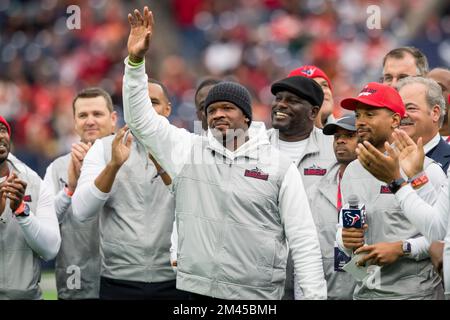 Houston, Texas, États-Unis. 18th décembre 2022. Andre Johnson, ancien grand receveur de Houston Texans et finaliste du NFL Hall of Fame, se hale devant la foule à la mi-temps d'un match entre les Kansas City Chiefs et les Houston Texans à Houston, au Texas. Trask Smith/CSM/Alamy Live News Banque D'Images