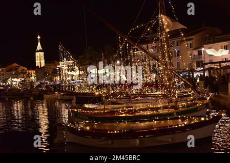 Les bateaux de pêche traditionnels illuminent les célébrations de Noël à Sanary Banque D'Images