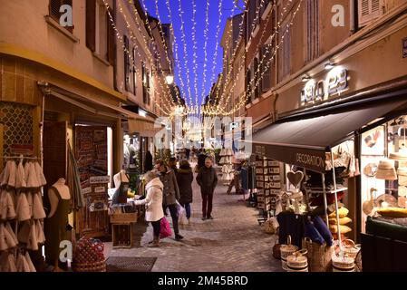 Ville de Sanary illuminée pour les vacances de Noël Banque D'Images