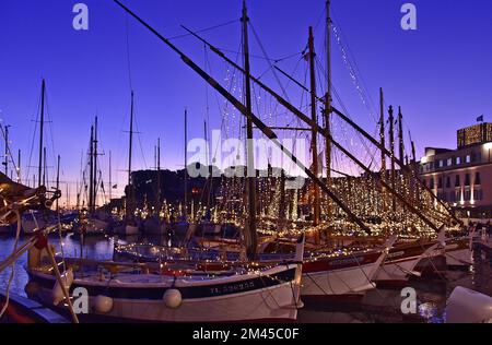 Les bateaux de pêche traditionnels illuminent les célébrations de Noël à Sanary Banque D'Images