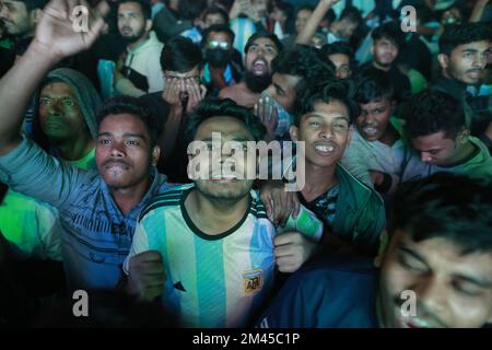 Les fans de football bangladais célèbrent la victoire de l'Argentine contre la France lors du match final de la coupe du monde de la FIFA, Qatar 2022, dans la région de l'Université de Dhaka, à Dhaka, au Bangladesh, au 18 décembre 2022. Photo de Suvra Kanti Das/ABACAPRESS.COM Banque D'Images