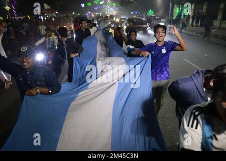 Les fans de football bangladais célèbrent la victoire de l'Argentine contre la France lors du match final de la coupe du monde de la FIFA, Qatar 2022, dans la région de l'Université de Dhaka, à Dhaka, au Bangladesh, au 19 décembre 2022. Photo de Suvra Kanti Das/ABACAPRESS.COM Banque D'Images