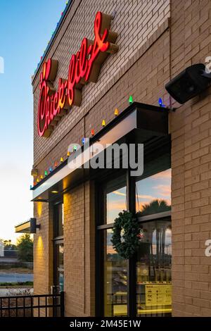 Nouveau Chick-fil-Un restaurant avec lumières de Noël et couronne au coucher du soleil à Lake Park, Géorgie. (ÉTATS-UNIS) Banque D'Images