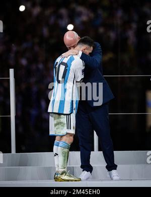 Doha, Qatar. 18th décembre 2022. Gianni Infantino, président de la FIFA, félicite Lionel Messi (Arg) Argentine - France finale du match Argentinien - Frankreich coupe du monde 2022 au Qatar 18.12.2022 crédit: Moritz Muller/Alay Live News Banque D'Images