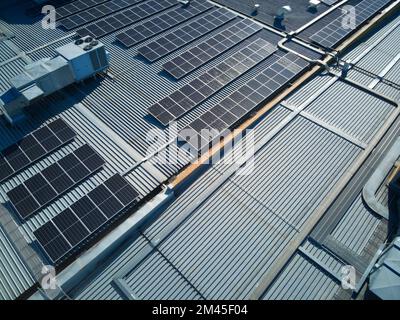 Panneaux solaires sur le bâtiment vue aérienne montrant plusieurs panneaux photovoltaïques. Bendigo Victoria Australie. Banque D'Images