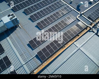 Panneaux solaires sur le bâtiment vue aérienne montrant plusieurs panneaux photovoltaïques. Bendigo Victoria Australie. Banque D'Images