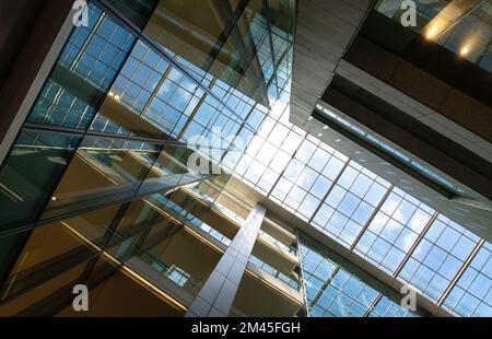 Bâtiment moderne, intérieur et angle bas avec vue sur le ciel. Banque D'Images