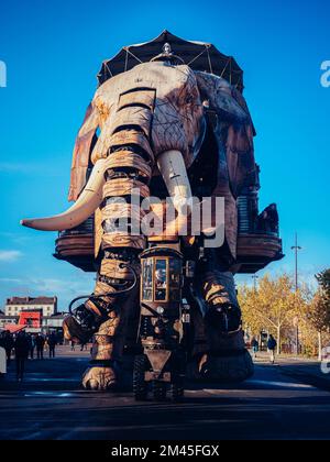 Une verticale de personnes rassemblées au Grand Eléphant dans un parc de Nantes, France Banque D'Images