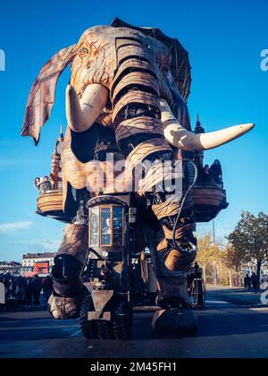 Une verticale de personnes rassemblées au Grand Eléphant dans un parc de Nantes, France Banque D'Images