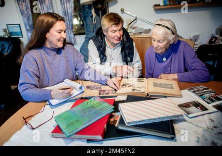 Bassum, Allemagne. 09th décembre 2022. L'auteur Susanne Hinrichs (l) regarde les anciennes photos des albums photos du couple avec Wolf-Rüdiger et Ilse Baerwinkel. L'auteur Susanne Hinrichs écrit des biographies pour le compte de personnes qui ne sont pas célèbres mais qui veulent encore laisser une histoire de vie professionnelle écrite pour leurs descendants. (À dpa 'Life Stories: Biographer écrit au nom de tout le monde') Credit: Hauke-Christian Dittrich/dpa/Alamy Live News Banque D'Images