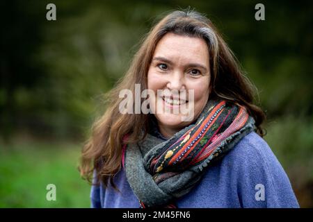 Bassum, Allemagne. 09th décembre 2022. Susanne Hinrichs, auteur de biographies et conférencier funéraire, se dresse dans un jardin. L'auteur Susanne Hinrichs écrit des biographies pour le compte de personnes qui ne sont pas célèbres mais qui veulent encore laisser une histoire de vie professionnelle écrite pour leurs descendants. (À dpa 'Life Stories: Biographer écrit au nom de tout le monde') Credit: Hauke-Christian Dittrich/dpa/Alamy Live News Banque D'Images