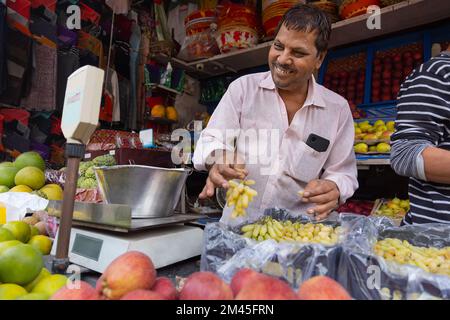 Vendour de fruits vendre des fruits au marché Banque D'Images