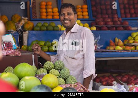 Vendour de fruits vendre des fruits au marché Banque D'Images