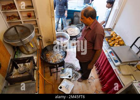 Propriétaire d'une sucreries connue sous le nom de Halwai Making Samosas, une collation indienne populaire dans la cuisine de sa sucreries Banque D'Images