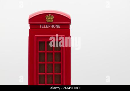 Red London Street Phone Booth isolé sur fond blanc. Banque D'Images