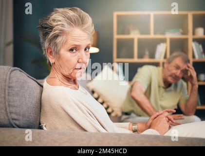 Stress, anxiété et couple senior en thérapie sur le canapé pour le conseil de mariage et les soins aux aînés. Portrait de la vieille femme en colère, les soins de santé mentale et Banque D'Images