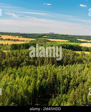 Vue sur la colline du Cap à CHKO Kokorinsko - Machuv kraj en République Tchèque Duing belle journée d'été Banque D'Images