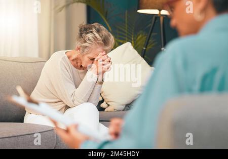 Psychologue, stress ou femme âgée souffrant de dépression dans le conseil ou la thérapie pleurant pour le soutien ou l'aide. Psychologie, anxiété ou thérapeute écrivant un Banque D'Images