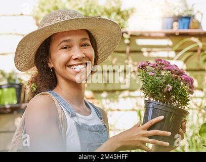 Visage, pot de fleur et femme noire shopping dans la boutique florale ou la pépinière. Portrait, développement durable et jardinière féminine heureuse d'Afrique du Sud avec Banque D'Images