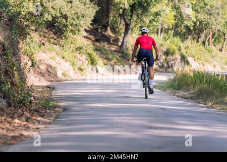 cycliste sur une route forestière Banque D'Images