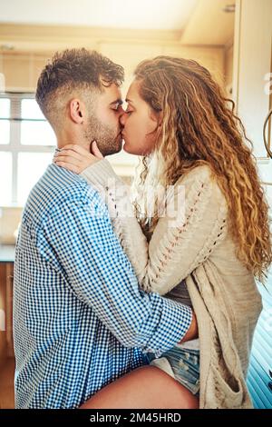 Je ne peux que vous aider à vous aimer. un jeune couple affectueux partage un moment romantique à la maison. Banque D'Images