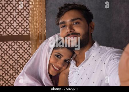 Portrait en gros plan d'un couple musulman romantique heureux Banque D'Images