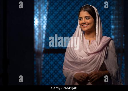 Portrait d'une heureuse femme musulmane regardant ailleurs Banque D'Images