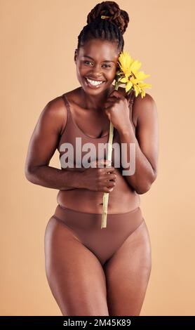 Beauté, bien-être et portrait de femme noire avec tournesol en studio pour les soins de la peau, l'auto-soin et l'amour de soi. Santé, cosmétiques et plus de taille fille avec Banque D'Images