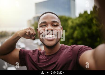 Fitness, selfie et portrait d'un homme noir dans la ville après un entraînement dans la rue sur un pont. Heureux, sourire et athlète masculin africain posant pour un Banque D'Images